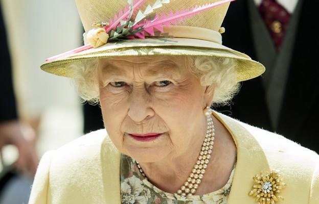 Zdjęcie z dnia 06 czerwca 2015 roku przedstawia brytyjską królową Elżbietę II przybywającą na Derby Day na torze wyścigowym Epsom Down, w Epsom, pod Londynem