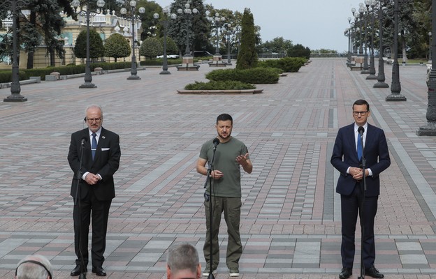 Prezydent Ukrainy Wołodymyr Żeleński, prezydent Republiki Łotewskiej Egils Levits oraz premier Polski Mateusz Morawiecki uczestniczą w spotkaniu w Kijowie.