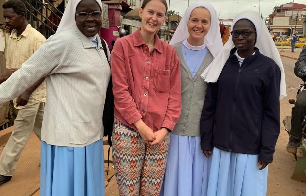 Maria Bisch z siostrami na misjach w Kamerunie. 