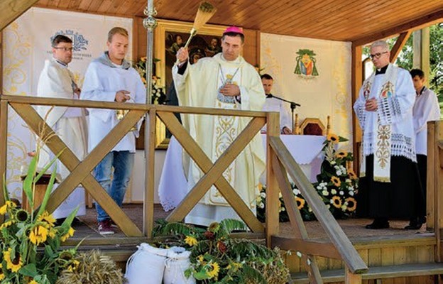 Bp Piotr Sawczuk pobłogosławił ziarno siewne