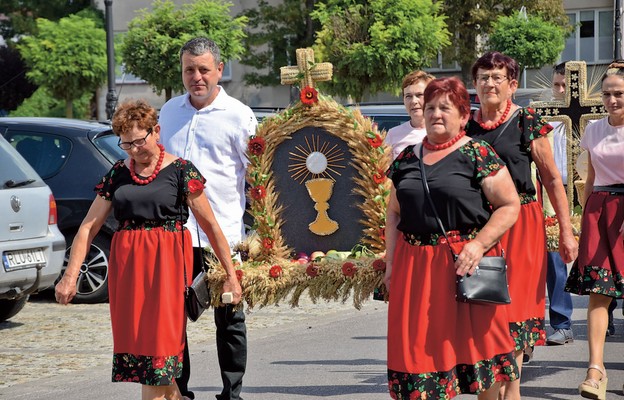 Z wieńcem na dożynki