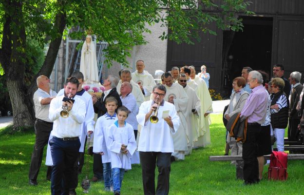 Procesja wejścia figurką Matki Bożej Fatimskiej przy dźwiękach trąbek