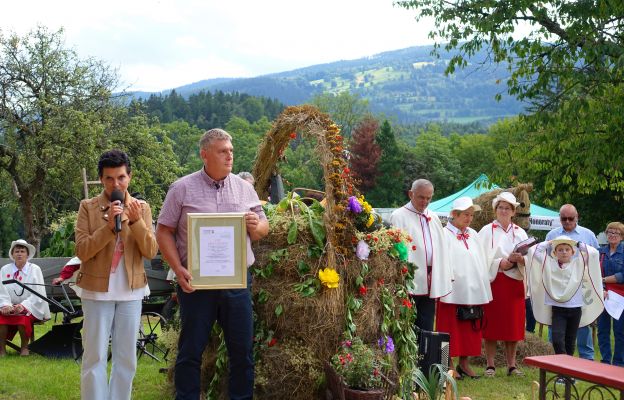 Okolicznościowy list gratulacyjny dla parafii przekazała Burmistrz Bystrzycy Kłodzkiej Renata Surma