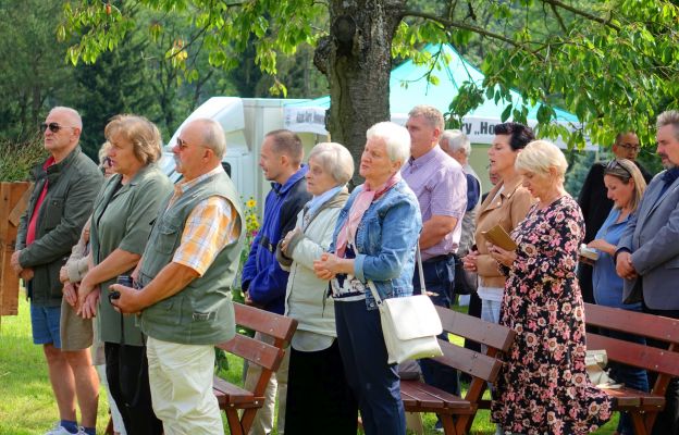 Jubileuszowa, polowa Msza św. sprawowana w parafialnych ogrodach zgromadziła licznie wiernych terenu całej diecezji