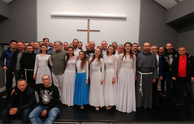 Członkowie Teatru Tańca Lilia w Harmężach z franciszkanami i Wojownikami Maryi. 