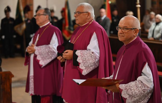 Eucharystię poprzedziła instalacja nowych kanoników – dwóch gremialnych i jednego honorowego Wałbrzyskiej Kapituły Kolegiackiej 