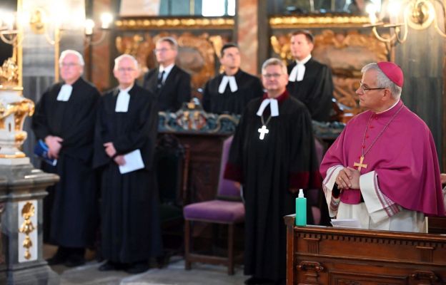Na specjalne zaroszenie w nabożeństwie uczestniczył biskup świdnicki