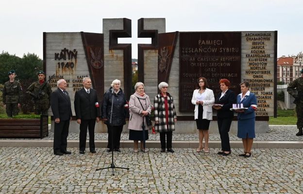 Delegacja Związku Sybiraków pod pomnikiem w Przemyślu