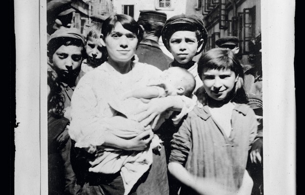 Prawie milion Polaków włączyło się w akcję pomocy Żydom, dzięki czemu ocalało z Holokaustu prawie 100 tys. ludzi - ocenia prof. Jan Żaryn