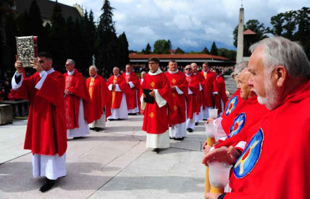 W niedzielnej uroczystości uczestniczyli m.in. cystersi, kapłani z nowohuckich parafii,  goście, pielgrzymi i parafianie