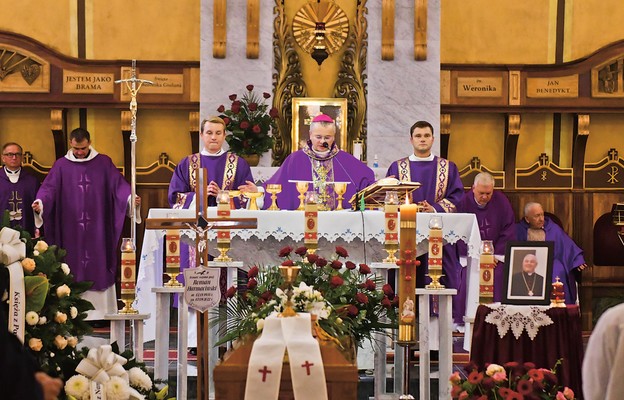 Mszy św. w dzień pogrzebu przewodniczył bp Tadeusz Lityński