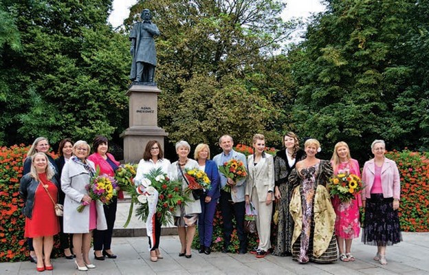 Uczestnicy Narodowego Czytania u stóp pomnika Adama Mickiewicza w Rzeszowie
