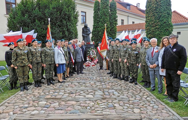 Przy pomniku Matki Sybiraczki