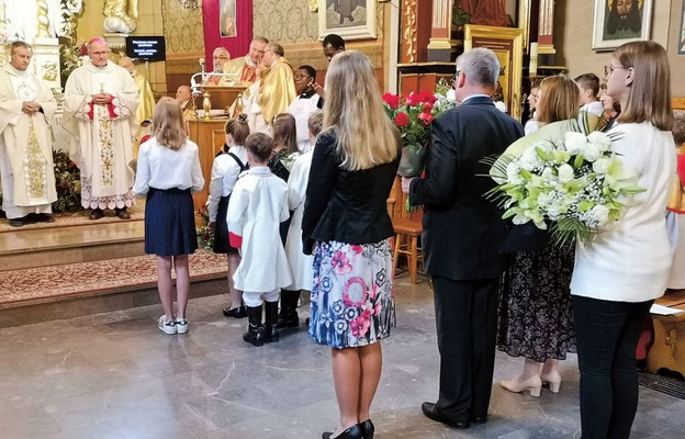 Przedstawiciele parafii gratulowali biskupowi-rodakowi pięknego jubileuszu