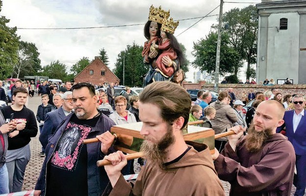 Peregrynacja rywałdzkiej Madonny z klasztoru na błonia to stały element spotkań