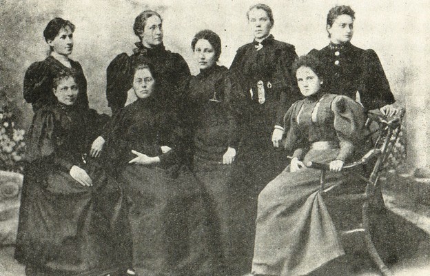 Grupa pierwszych studentek Uniwersytetu Jagiellońskiego z II roku studiów (1895/96)