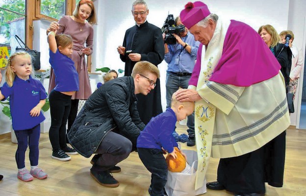 Kapłani pobłogosławili dzieci i rodziców