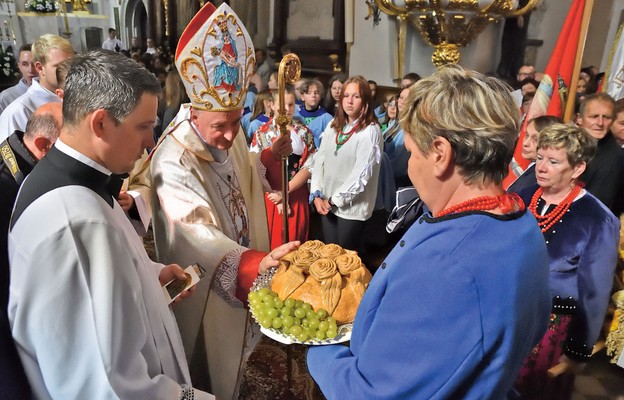 Podczas centralnej Mszy św. odpustowej dary przyjmował bp Andrzej Jeż