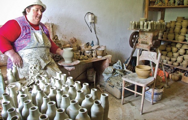 Elżbieta Klimczak, artystka ludowa z par. Obice, specjalizująca się w charakterystycznej ceramice