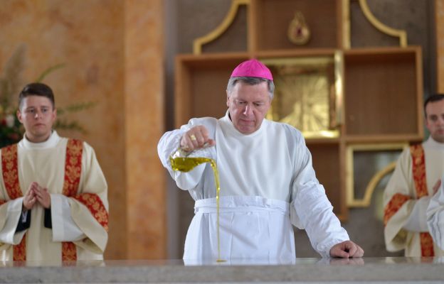 Abp Józef Kupny namaścił ołtarz, przy którym po raz pierwszy sprawowana była Najświętsza Ofiara. 