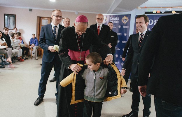 Rycerze Kolumba przekazują zimowe kurtki dla ukraińskich dzieci
