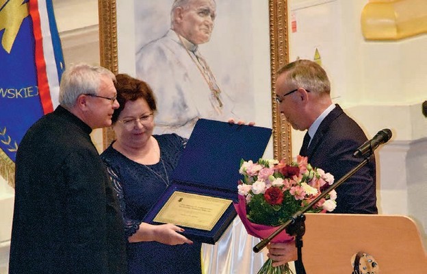 Grażyna Kominek z ks. Mirosławem Dziedzicem i Robertem Rybakiem (przedstawicielem zarządu krajowego Akcji Katolickiej) podczas spotkania w Filharmonii Krakowskiej