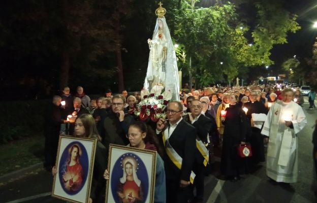 Ulicami Głogowa przeszła procesja z figurą Matki Bożej Fatimskiej
