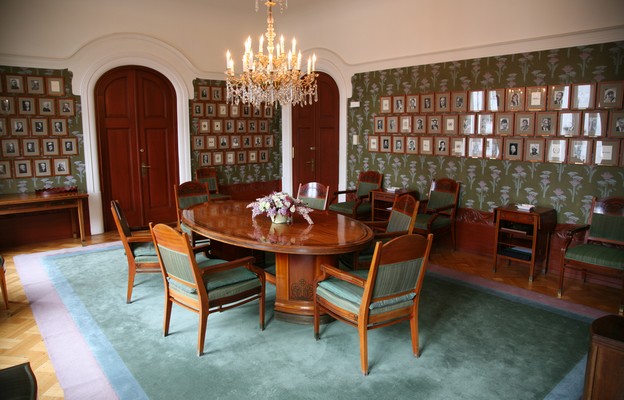 Sala komitetowa Norweskiego Komitetu Noblowskiego. Na ścianach znajdują się portrety wszystkich laureatów Pokojowej Nagrody Nobla.
