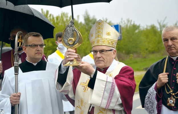 Procesja z relikwiami w Dęblinie