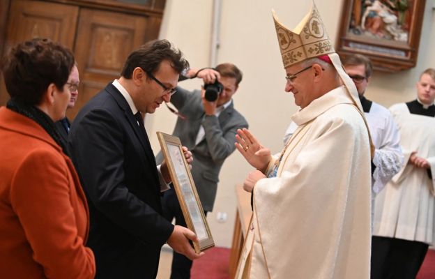 Przedstawiciele parafii przynieśli w darze przygotowany przez Pocztę Polską znaczek z wizerunkiem Dzierżoniowskiej Matki Miłosierdzia 