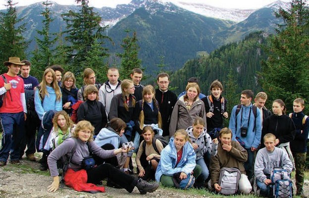 Młodzież, wędrując po górach, kroczy śladami Jana Pawła II