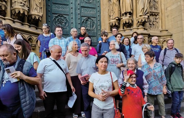 Uczestnicy wyjazdu przed katedrą w Metz we Francji