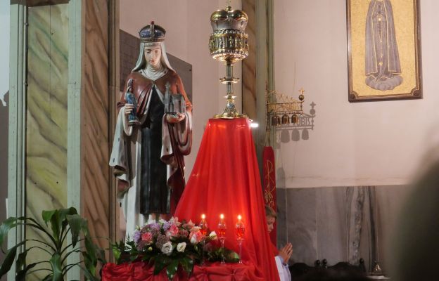 Wierni z Oławy modlili się przy relikwiach św. Jadwigi przywiezionych z jej sanktuarium w Trzebnicy.