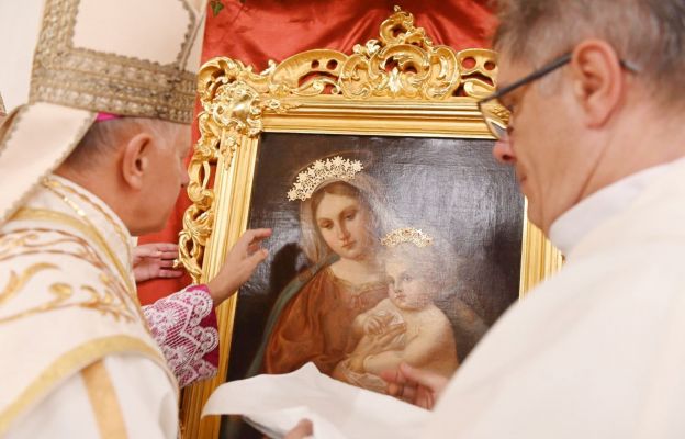 Moment koronacji obrazu Matki Bożej z dzieciątkiem