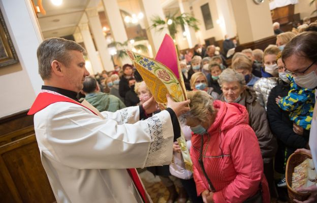 Łódź: Błogosławieństwo biskupa od bólu głowy