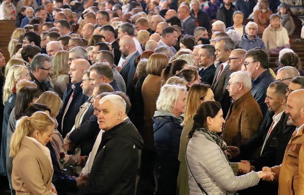 Moment uroczystego odnowienia przyrzeczeń małżeńskich w katedrze świdnickiej