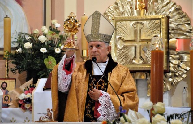 Abp Mieczysław Mokrzycki wprowadził relikwie do obornickiej parafii.
