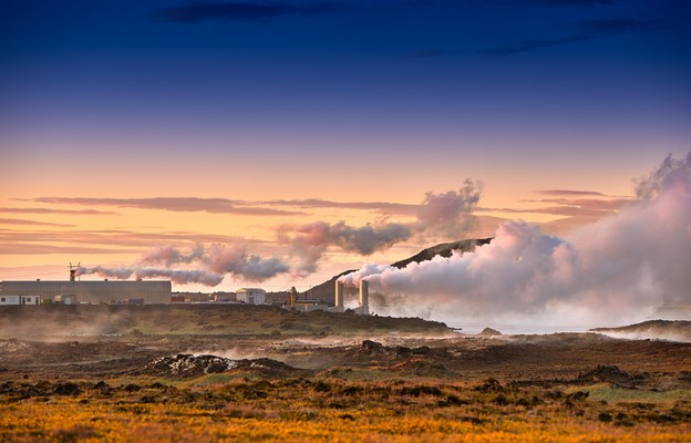 Alternatywna zielona energia. Rurociąg elektrowni geotermalnej na półwyspie Reykjanes w Islandii