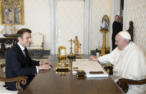 MSZ bada sprawę prezentu, jaki prezydent Francji wręczył papieżowi