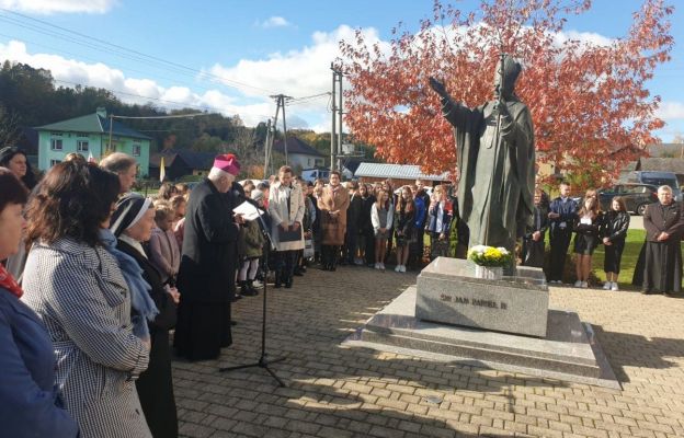 Modlitwa i złożenie kwiatów pod pomnikiem św. Jana Pawła II