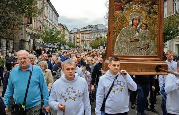 W niedzielne południe ulicami Kazimierza przeszła procesja z cudownym wizerunkiem Gietrzwałdzkiej Pani