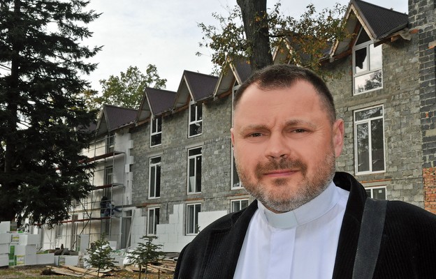Ks. Igor Kozankiewicz na tle budowanego szpitala w Drohobyczu