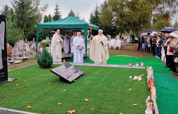 W Dzień Zaduszny grób dzieci utraconych w Toruniu rozświetla się blaskiem zniczy