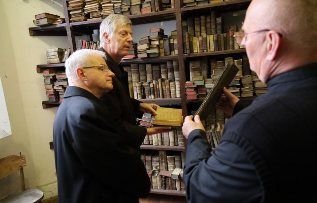 Bp Marek Mendyk, wraz ks. Jerzym Witczakiem i ks. Piotrem Śliwką  podczas wizyty w bibliotece