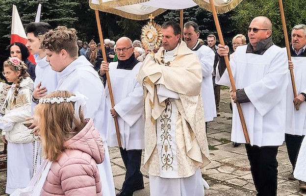 Nabożeństwo zakończyła procesja eucharystyczna