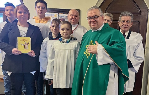Dziś ks. Andrzej Hładki troszczy się o formację liturgiczną w swojej parafii w Koźli
