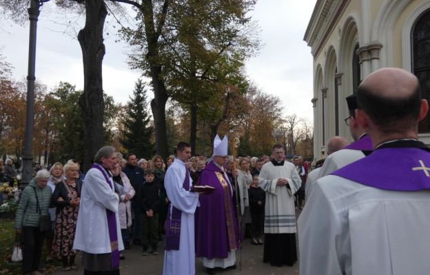 O potrzebie modlitwy za zmarłych