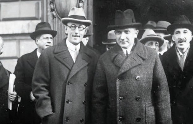 August Zaleski (w środku bez okularów) był minister spraw zagranicznych II RP. Na zdjęciu wychodzi z budynku Ligi Narodów w Genewie