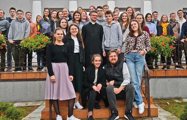 Studenci z DA „Arka” ze swoim duszpasterzem ks. Pawłem Cieślikiem