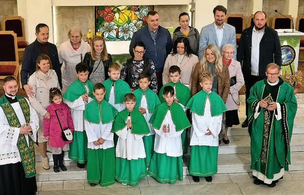 Duszpasterze, nowi ministranci i rodzice w Sosnowcu-Ostrowach Górniczych